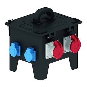 Répartiteur électrique mobile noir avec prises bleues et rouges, muni d'une poignée de transport en haut. Adapté pour les chantiers et les événements.