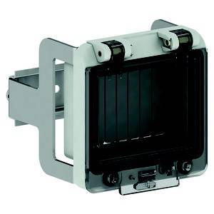 Une grille de ventilation rectangulaire moderne en métal avec un insert noir, montée sur un support mural.