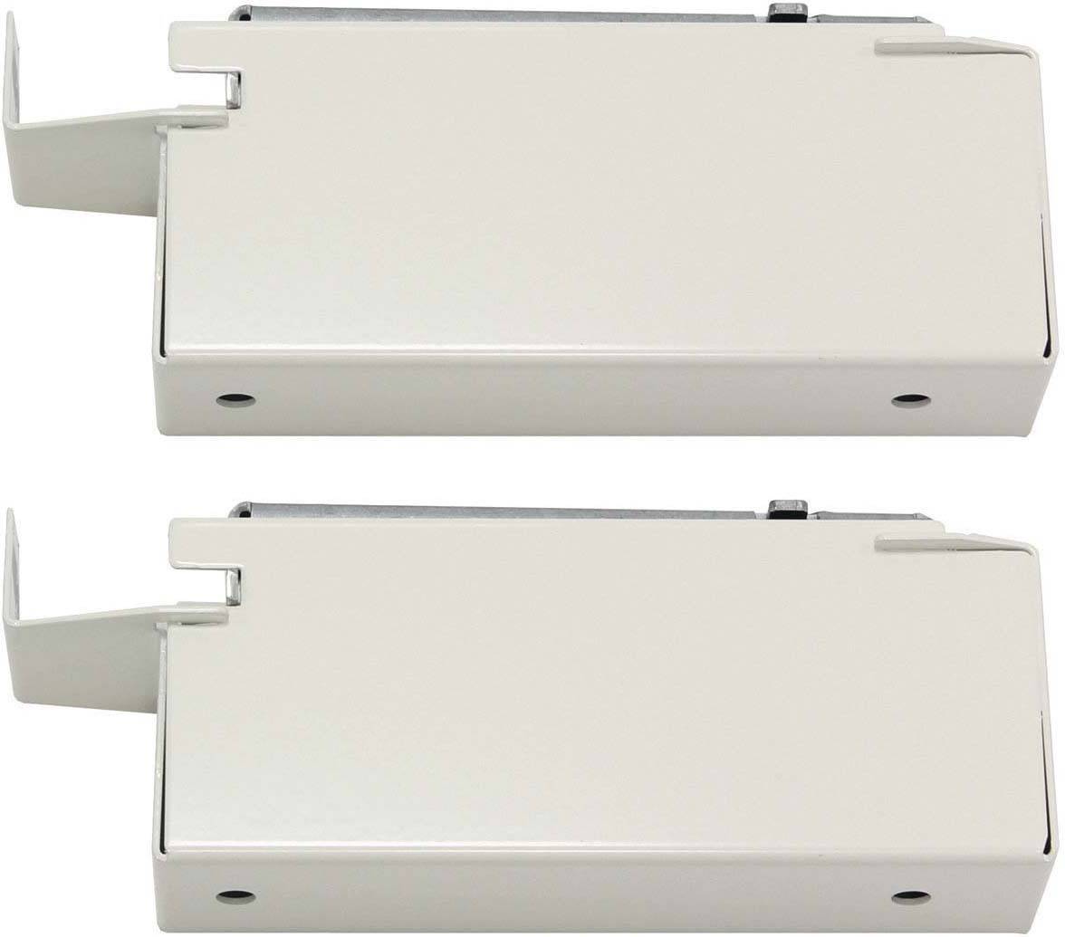 Deux boîtes métalliques blanches avec des supports coudés, placées l'une sur l'autre.