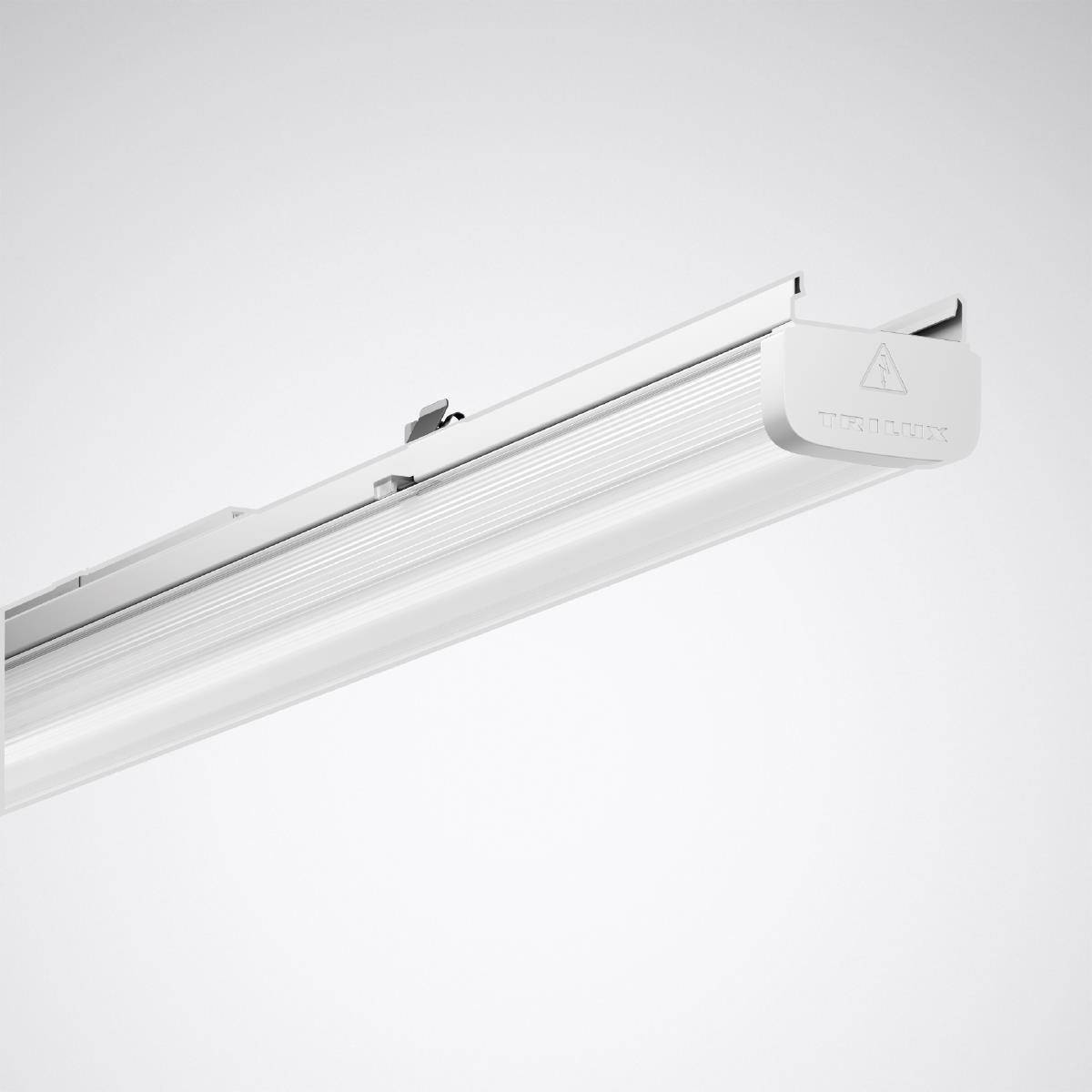 Tube LED dans un boîtier blanc, montée sur un rail, brillant intensément. Adapté pour un éclairage commercial ou industriel.
