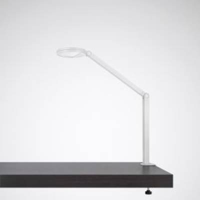 Lampe de table moderne au bras pivotant, posée sur un bureau en bois foncé, devant un fond gris. Design minimaliste.