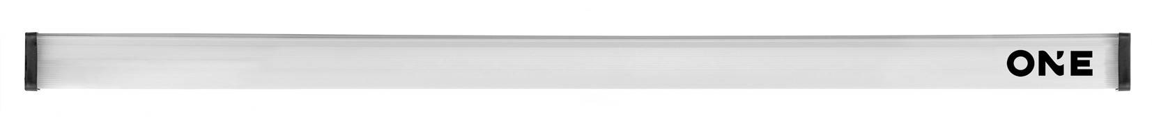 Une longue bande de plastique blanche et étroite portant l'inscription noire 'ONE' sur le bord droit.