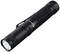 Lampe de poche noire avec poignée texturée et clip, positionnée en biais, montrant un éclairage LED allumé.