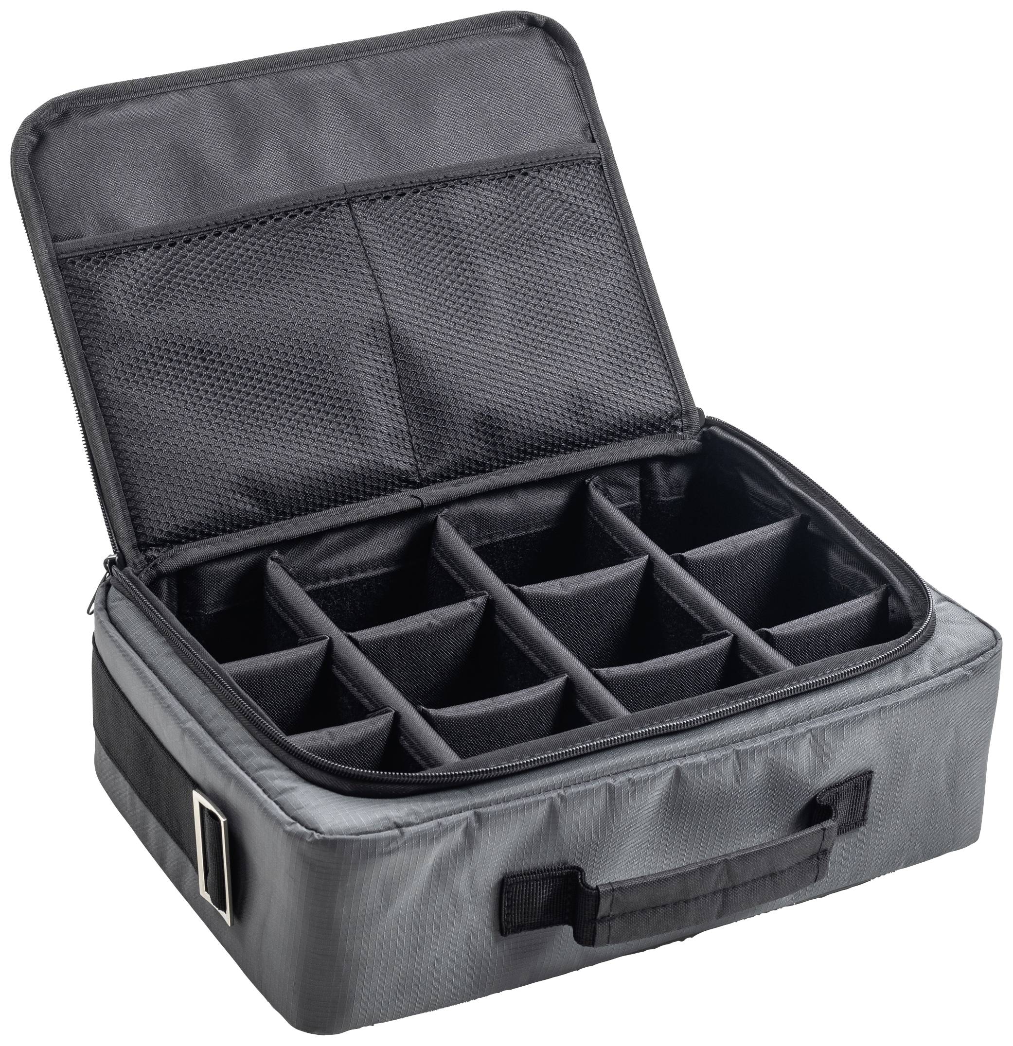 Sac de transport gris à fermeture éclair ouverte. À l'intérieur, des compartiments modulables, idéaux pour ranger les accessoires de photo.
