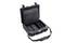 Valise rigide noire, ouverte, avec compartiments et rembourrage pour un transport sécurisé. Sangle d'épaule attachée.