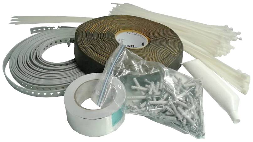 Un ensemble de colliers de câbles, de ruban adhésif, de ruban pour pneus, de rails de montage, de vis et de chevilles pour fixations mécaniques et électriques.