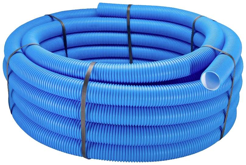 Un grand rouleau de tuyau ondulé bleu, enroulé et maintenu par des sangles, est posé sur le sol.