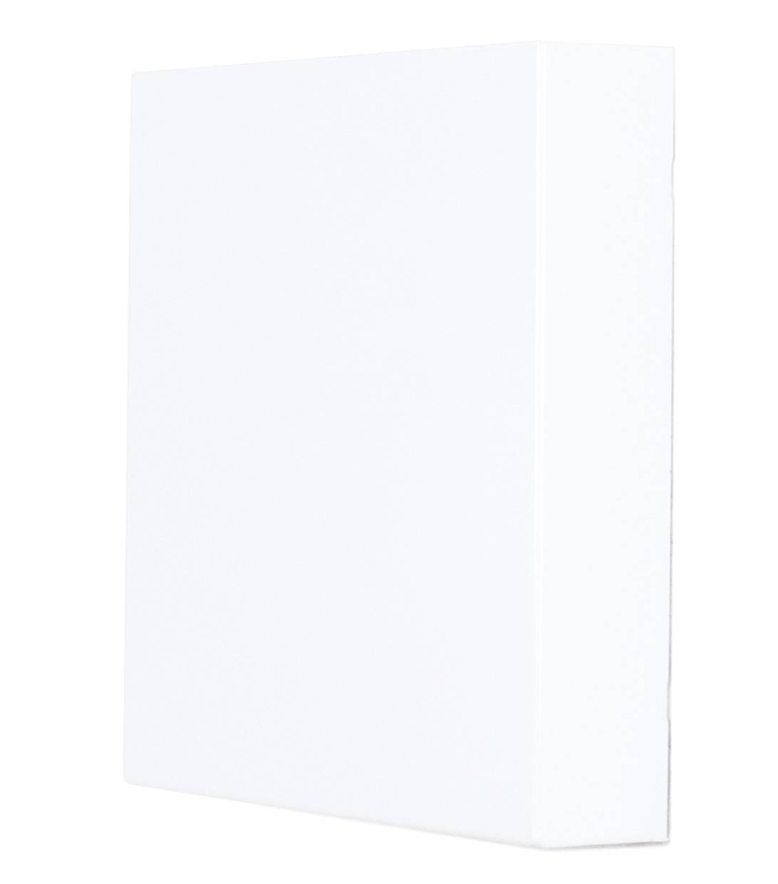 Toile blanche vierge sur fond blanc, photographiée en plongée oblique.