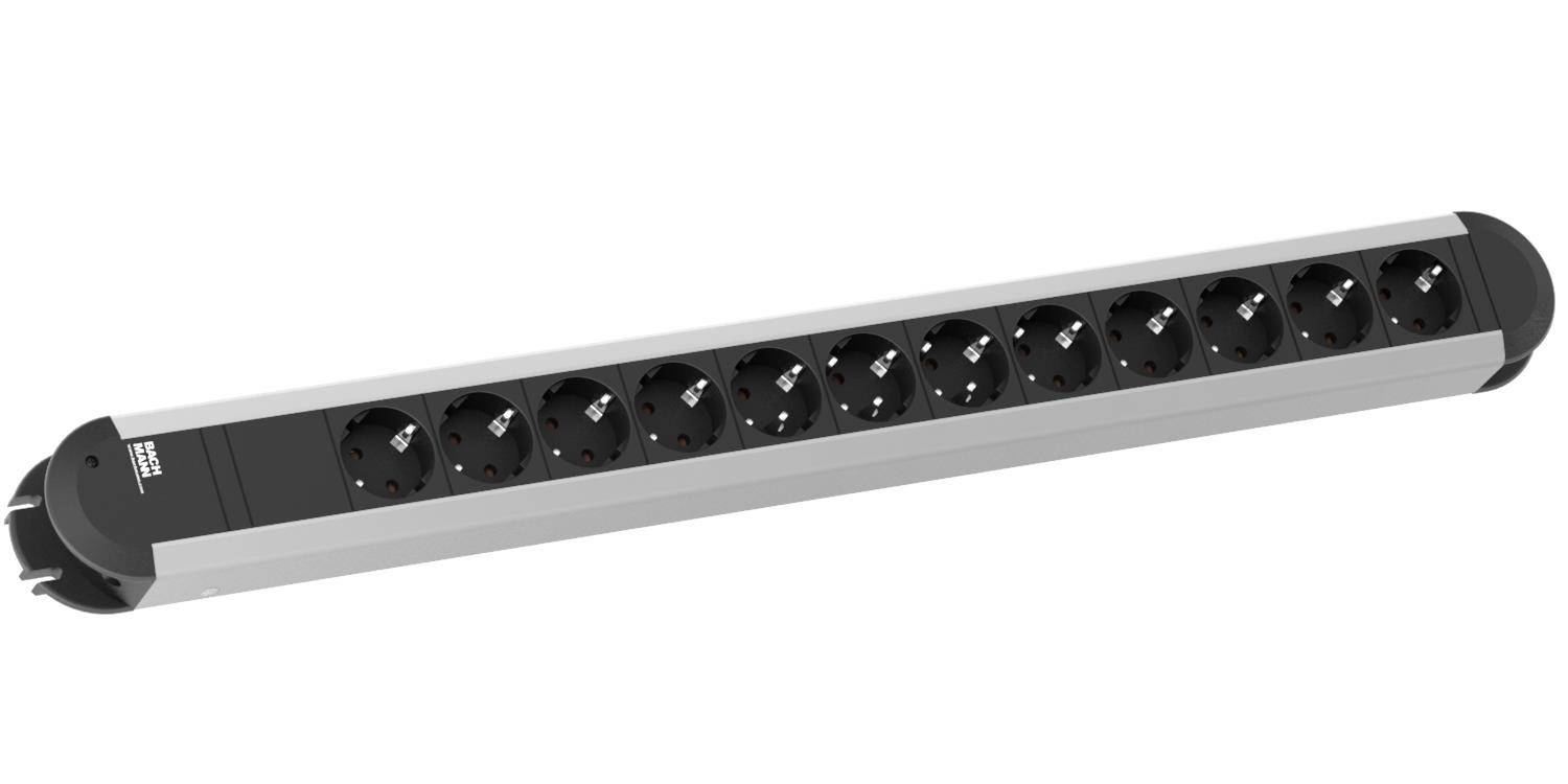 Un multiprise long avec 12 emplacements de couleur noire et un boîtier argenté, adapté pour une utilisation au bureau ou à la maison.