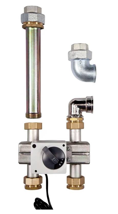 Kit d'installation solaire thermique comprenant des raccords, une vanne et des conduites. Les composants principaux sont visibles et assemblables.