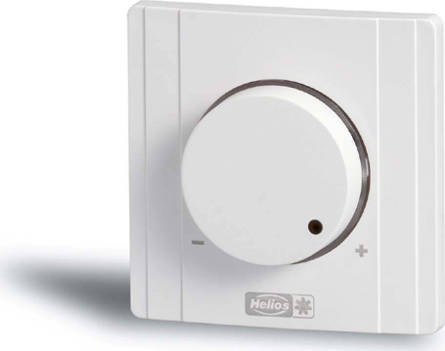 Un régulateur blanc de Helios monté sur mur, avec des marquages plus et moins, destiné à commander des appareils de ventilation.