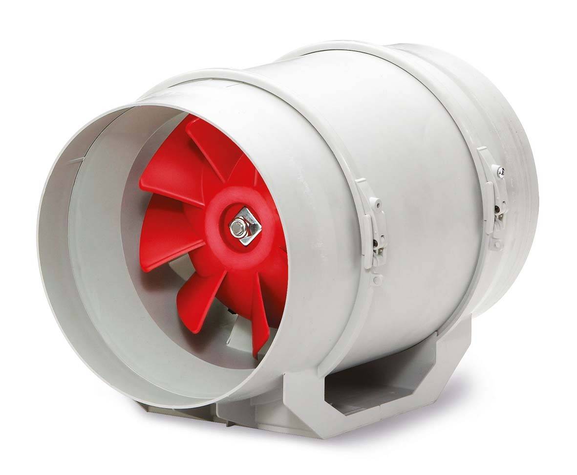 Un ventilateur rouge dans un boîtier blanc, adapté aux systèmes de conduits, destiné à améliorer la circulation de l'air dans les espaces intérieurs.
