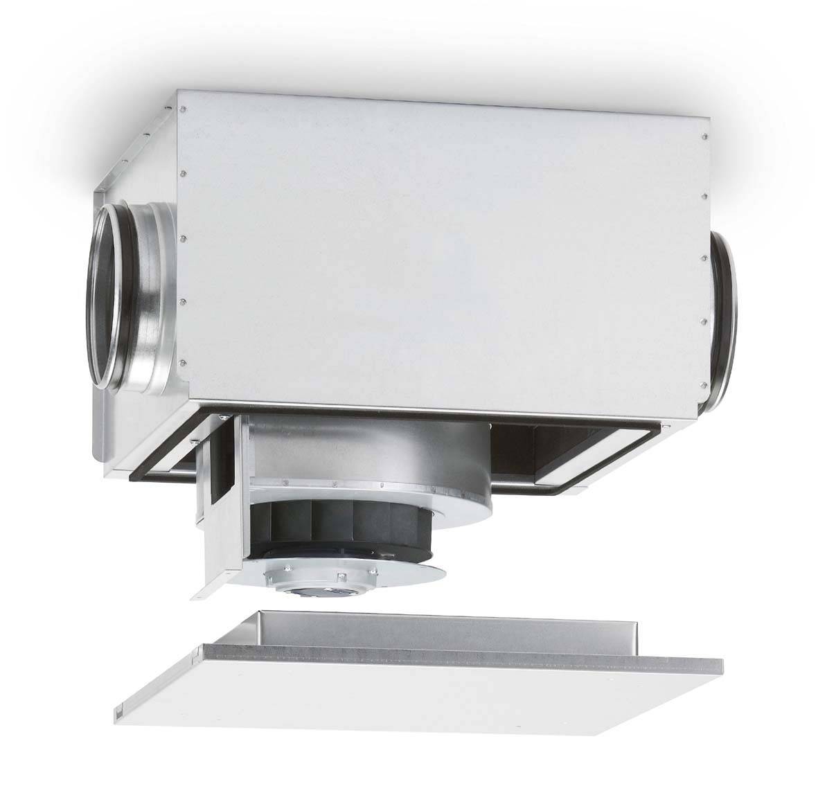 Boîte de ventilation métallique avec son couvercle retiré, un ventilateur étant visible sur sa face inférieure.