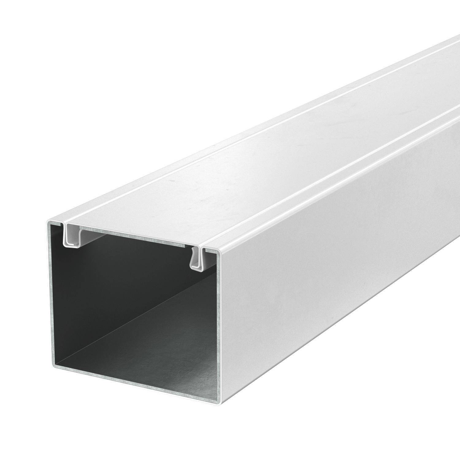 Un chenal à câbles rectangulaire blanc en plastique, ouvert sur un côté. Adapté pour organiser et dissimuler les câbles.