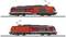 Deux locomotives électriques rouges sur des voies ferrées, vue latérale. En haut avec un pantographe en position basse, en bas avec un pantographe en position haute.
