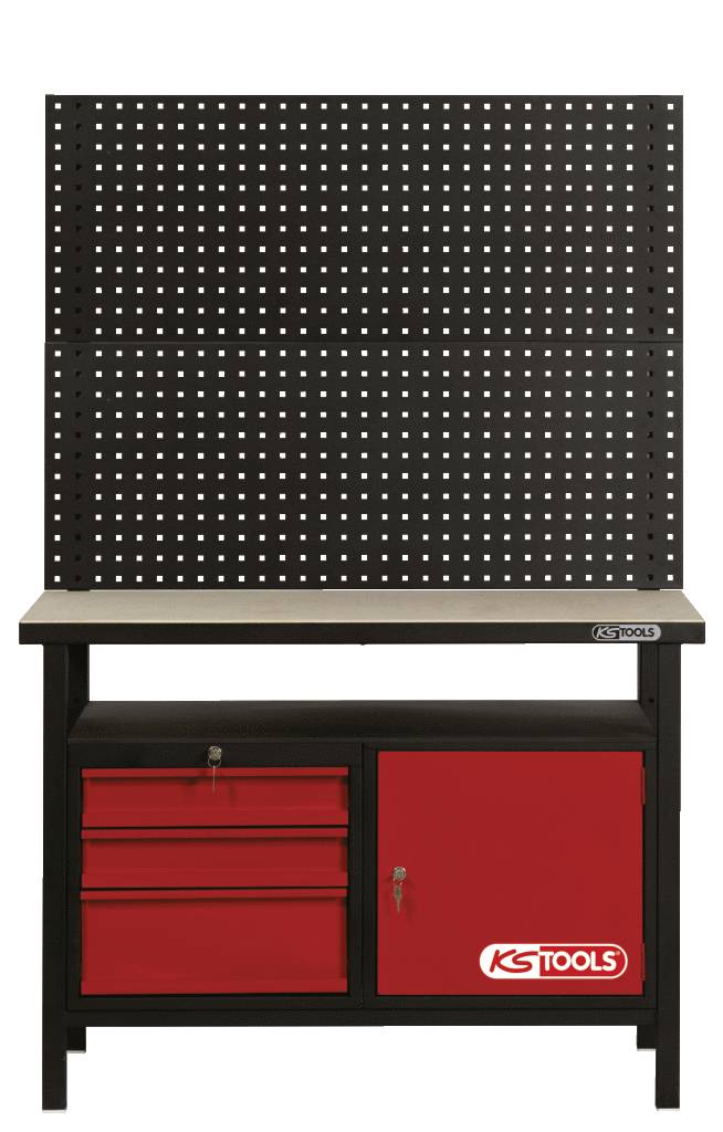 Établi avec des tiroirs noirs et rouges et un placard, derrière lequel se trouve un panneau perforé noir pour le rangement des outils.