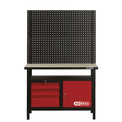 Établi avec des tiroirs noirs et rouges et un placard, derrière lequel se trouve un panneau perforé noir pour le rangement des outils.