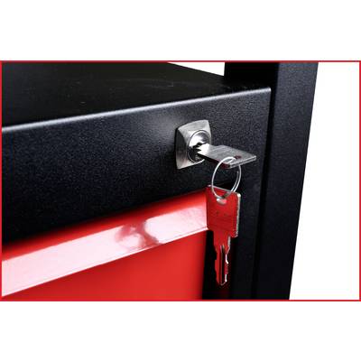 Un meuble noir avec une clé argentée dans la serrure et un porte-clés rouge suspendu à un trousseau de clés.