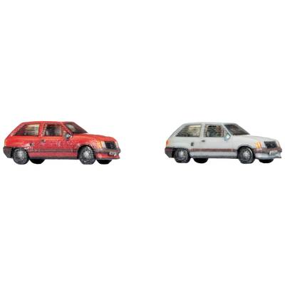 Deux petites voitures, l'une en rouge, l'autre en gris, côte à côte sur un fond blanc.