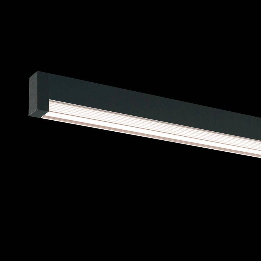 Luminaire LED noir rectangulaire avec une bande lumineuse horizontale sur fond noir. Adapté pour un éclairage intérieur moderne.