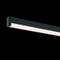 Luminaire LED noir rectangulaire avec une bande lumineuse horizontale sur fond noir. Adapté pour un éclairage intérieur moderne.