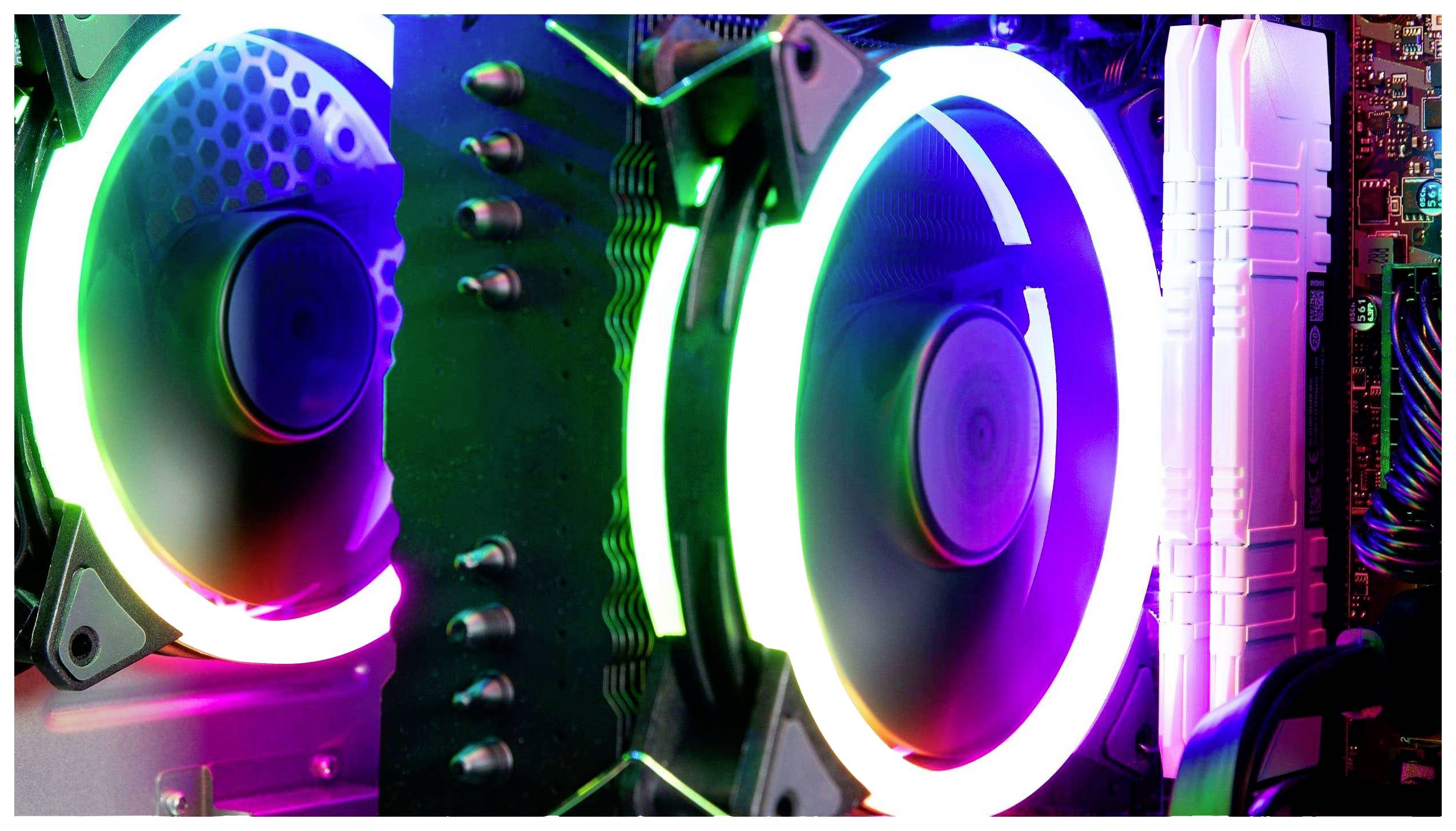 Un boîtier d'ordinateur équipé de deux ventilateurs lumineux de différentes couleurs. Les ventilateurs s'illuminent en bleu, vert et rouge.