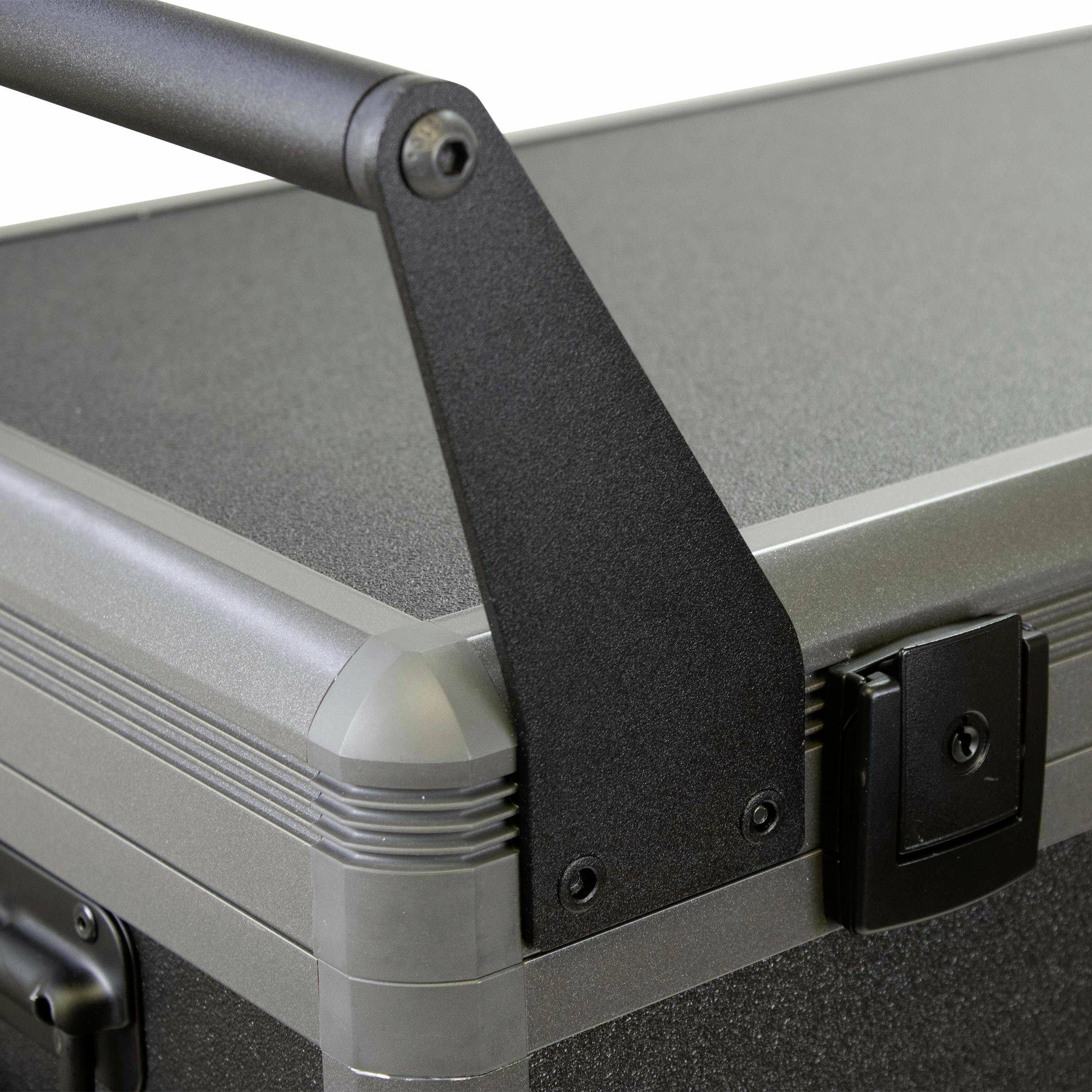 Une valise argentée avec une poignée et un fermoir noirs. L'accent est mis sur sa construction robuste et son design pratique.