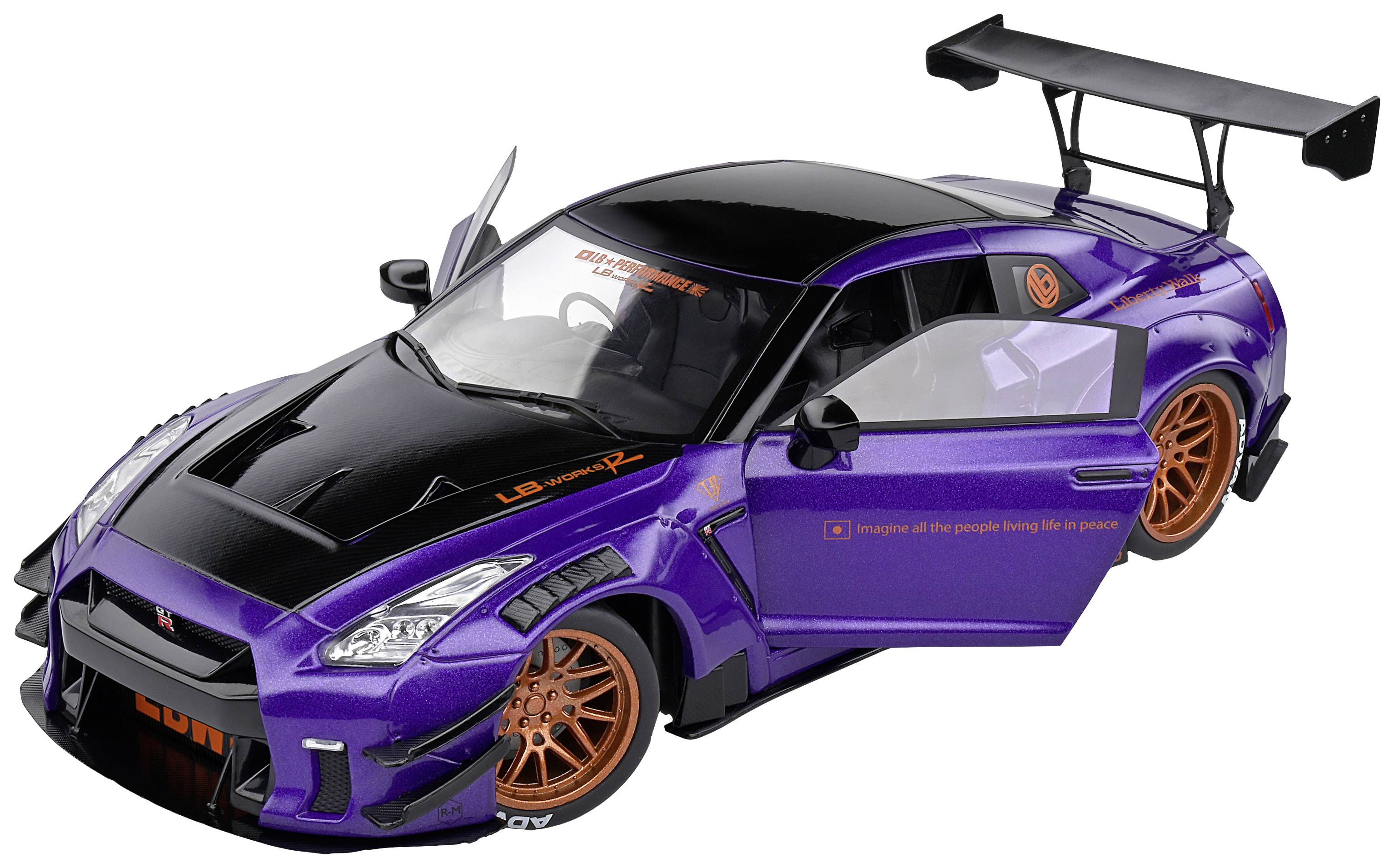 Lila et voiture miniature noire avec portes ouvertes. Aileron arrière imposant et jantes orange. Texte sur la portière : « Imagine tous les gens vivant la vie en paix ».