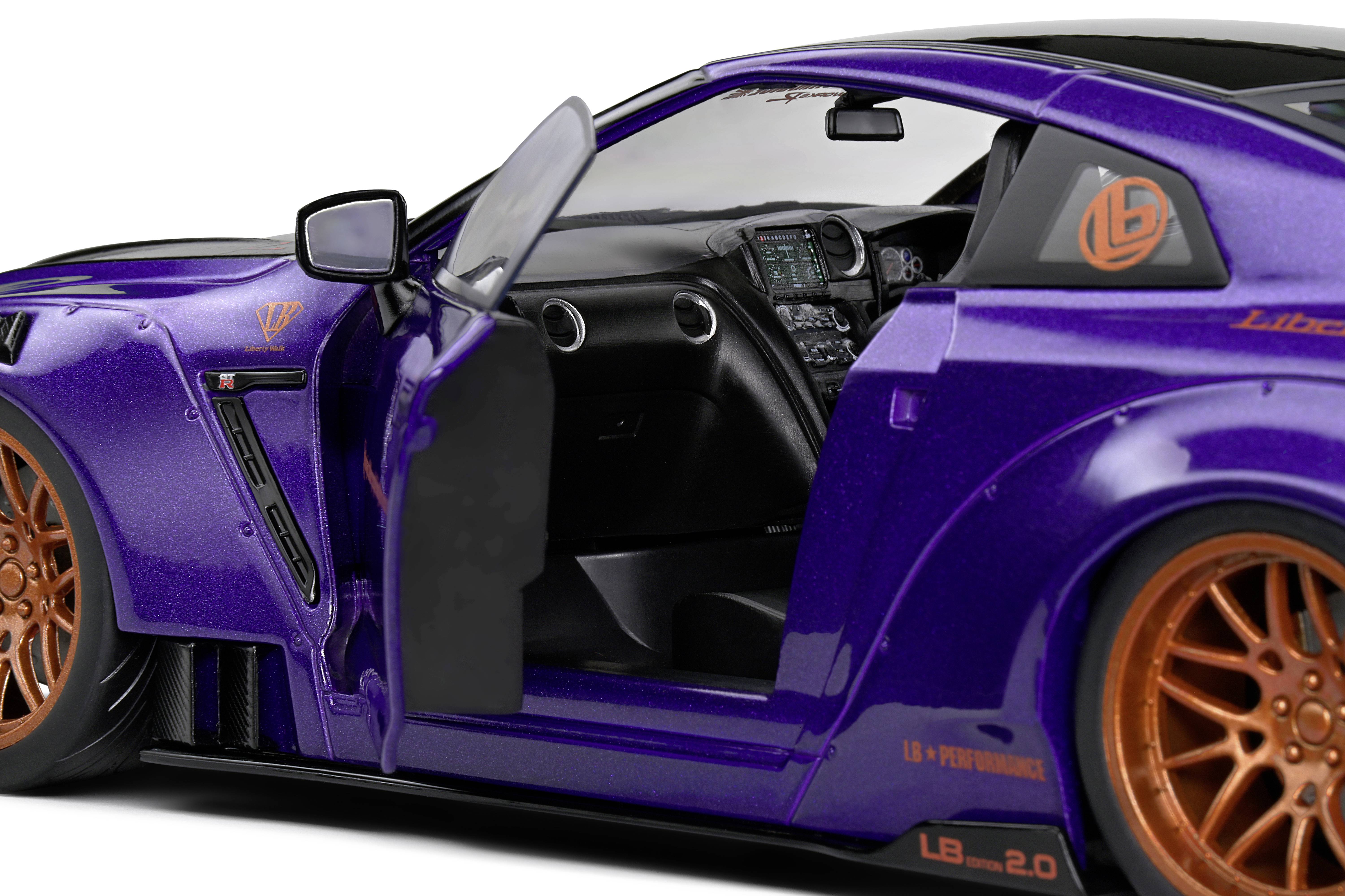 Voiture Lila avec la portière conducteur ouverte, montrant un intérieur aux tons sombres. Jantes orange et logo sur la carrosserie. Design sportif.