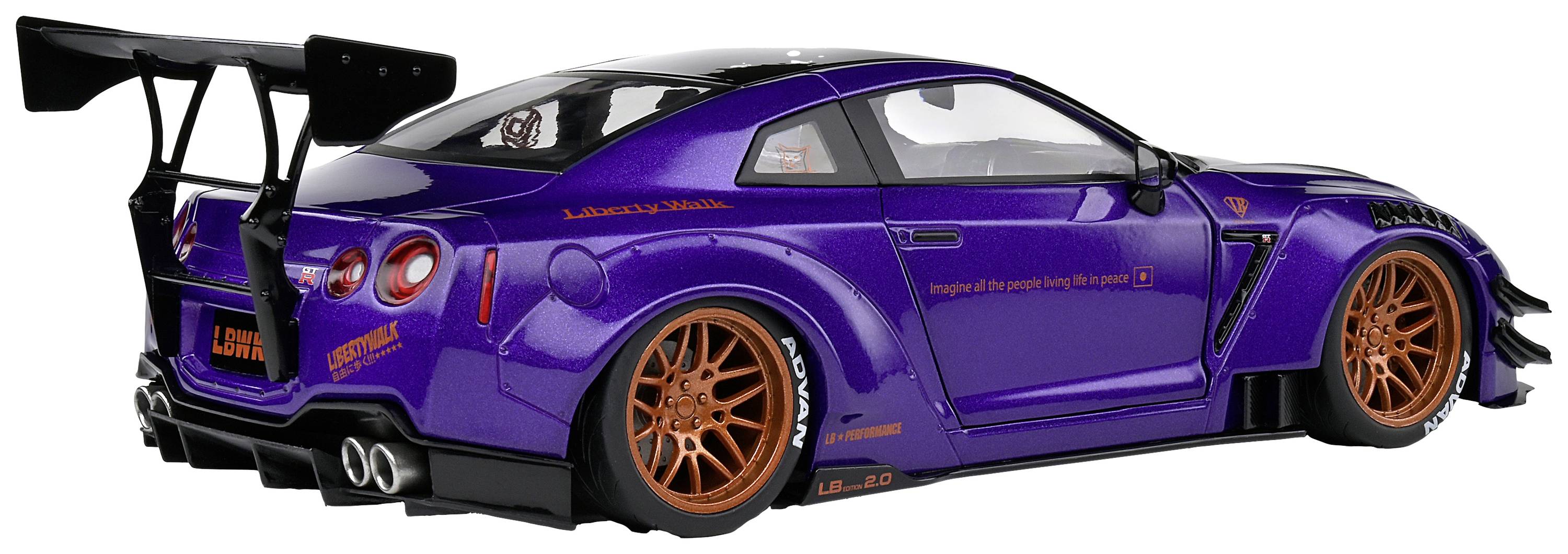Une voiture de sport violette avec un aileron arrière voyant et des jantes orange est garée en biais par rapport à la caméra.