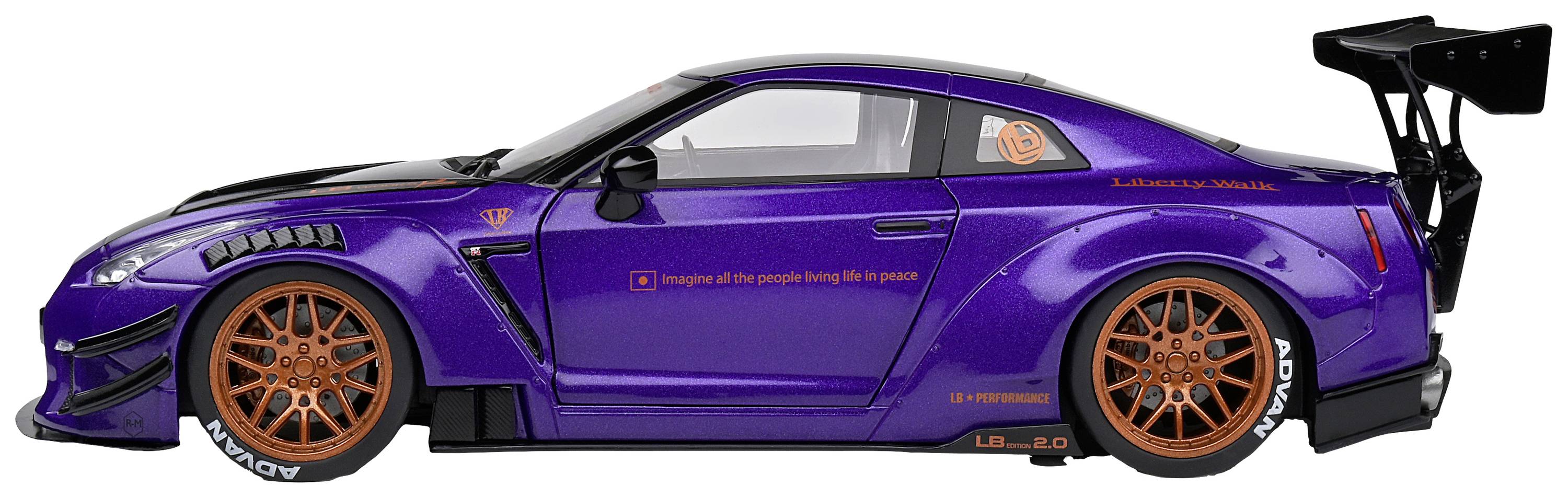 Lila voiture de sport avec un aileron arrière distinctif et des jantes orange, vue de côté, décorée d'autocollants de course.