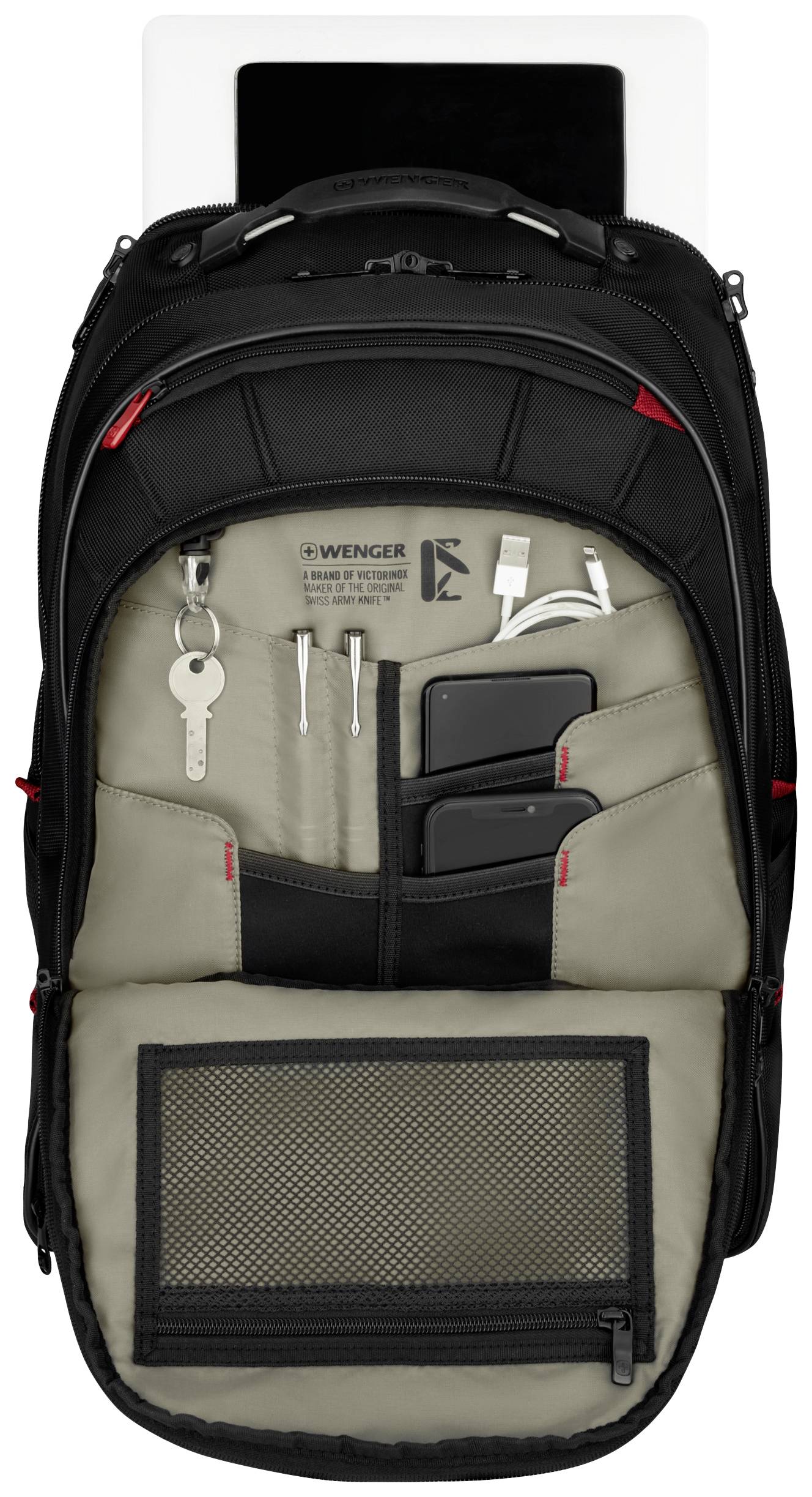 Un sac à dos noir ouvert avec plusieurs compartiments, dans lequel on peut voir une clé, des écouteurs, un stylo, un smartphone et des chargeurs.