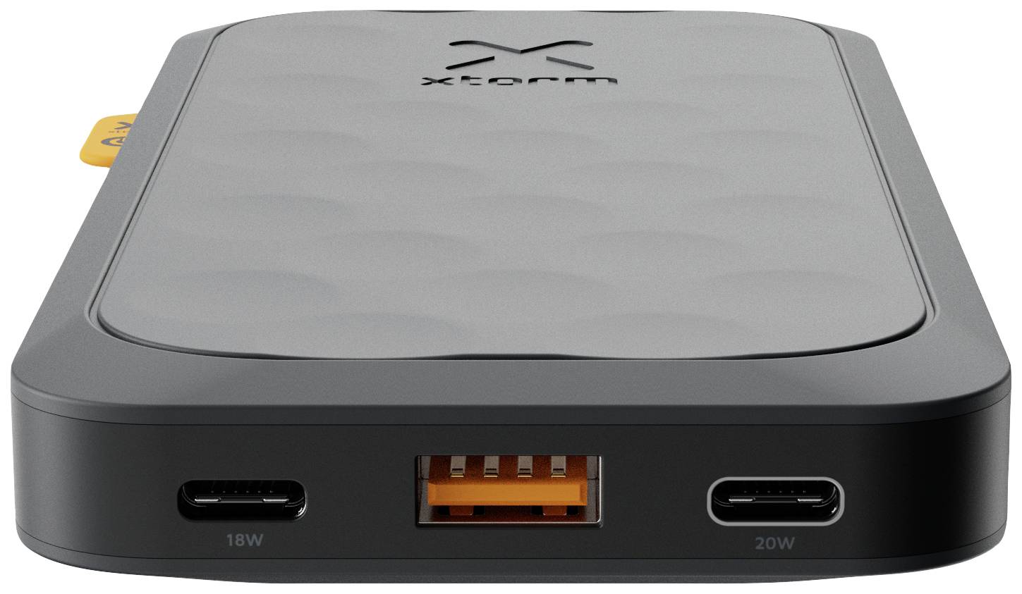 Une batterie externe portable avec des ports USB-C et USB-A, face avant avec le logo xtorm. Inscription : '18W' et '20W' à côté des ports.