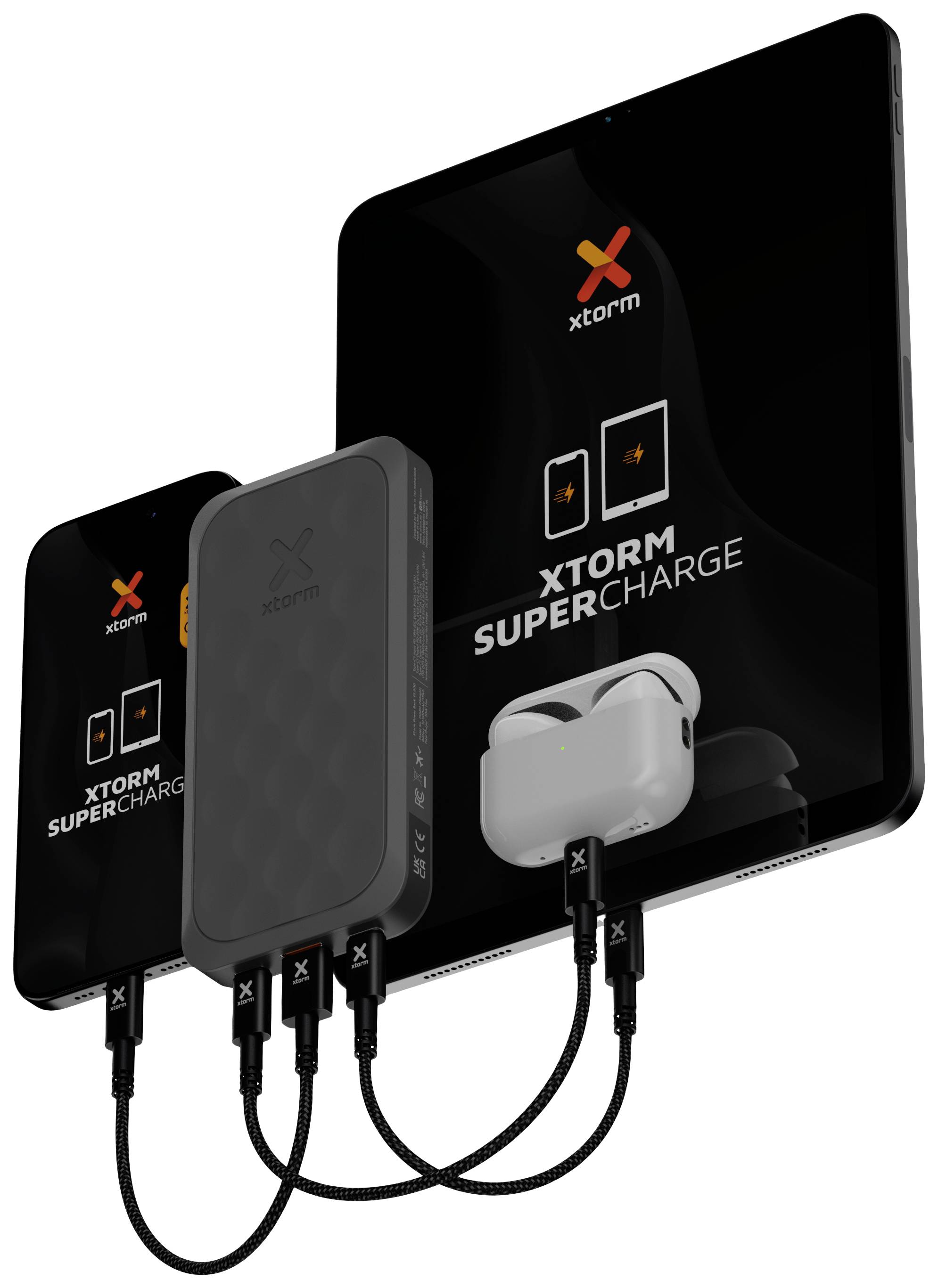 Trois appareils électroniques, un smartphone, une tablette et des AirPods, sont chargés simultanément avec des câbles Xtorm Supercharge.