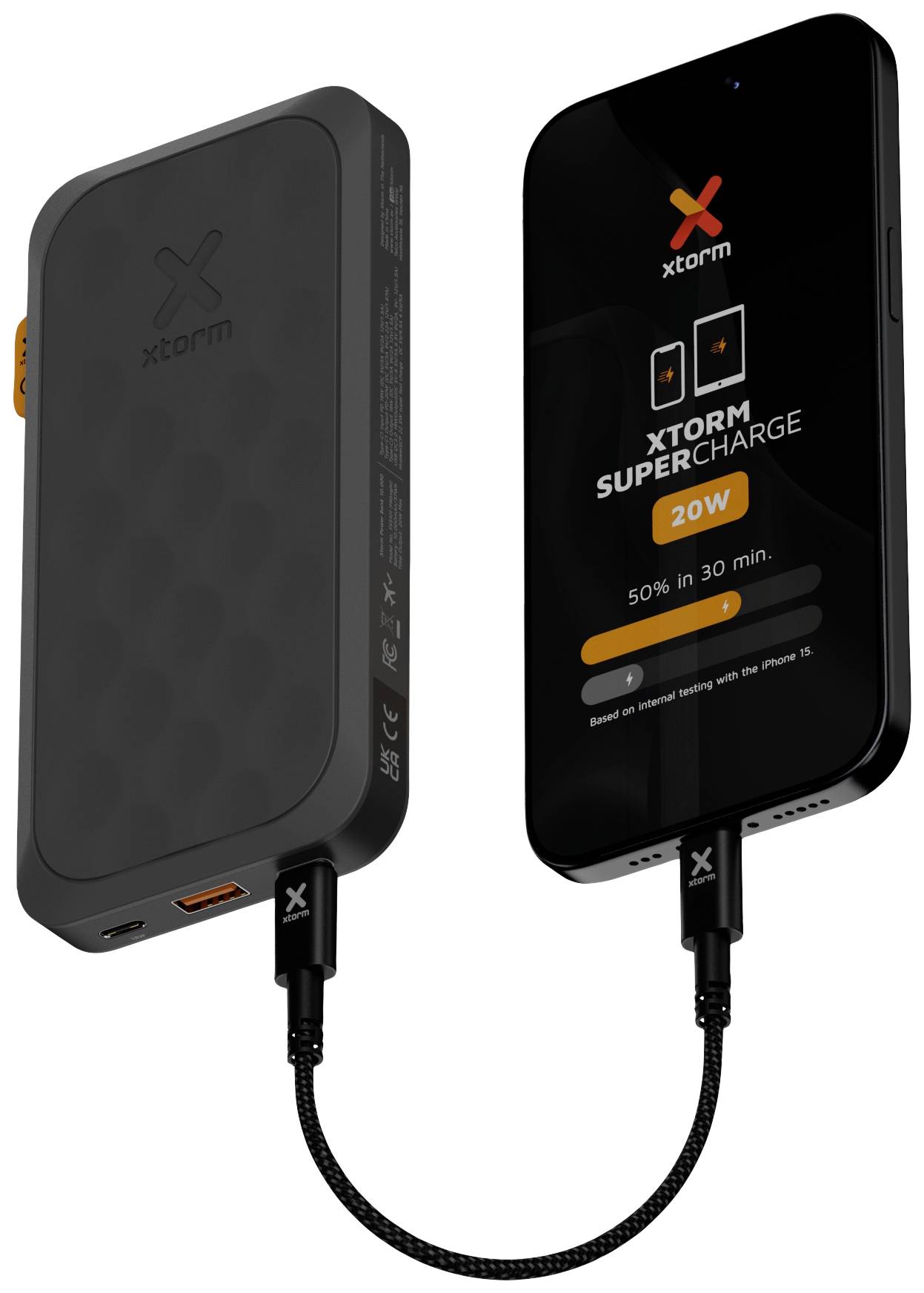 Powerbank charge le smartphone via un câble. Sur l'écran du smartphone, il est indiqué : « Xtorm SuperCharge 20W, 50 % en 30 min ».