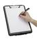 Une main écrit avec un stylo sur un presse-papiers avec une feuille de papier vierge.