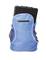 Un sac à dos bleu avec des poches latérales. Un ordinateur portable noir dépasse du compartiment principal.