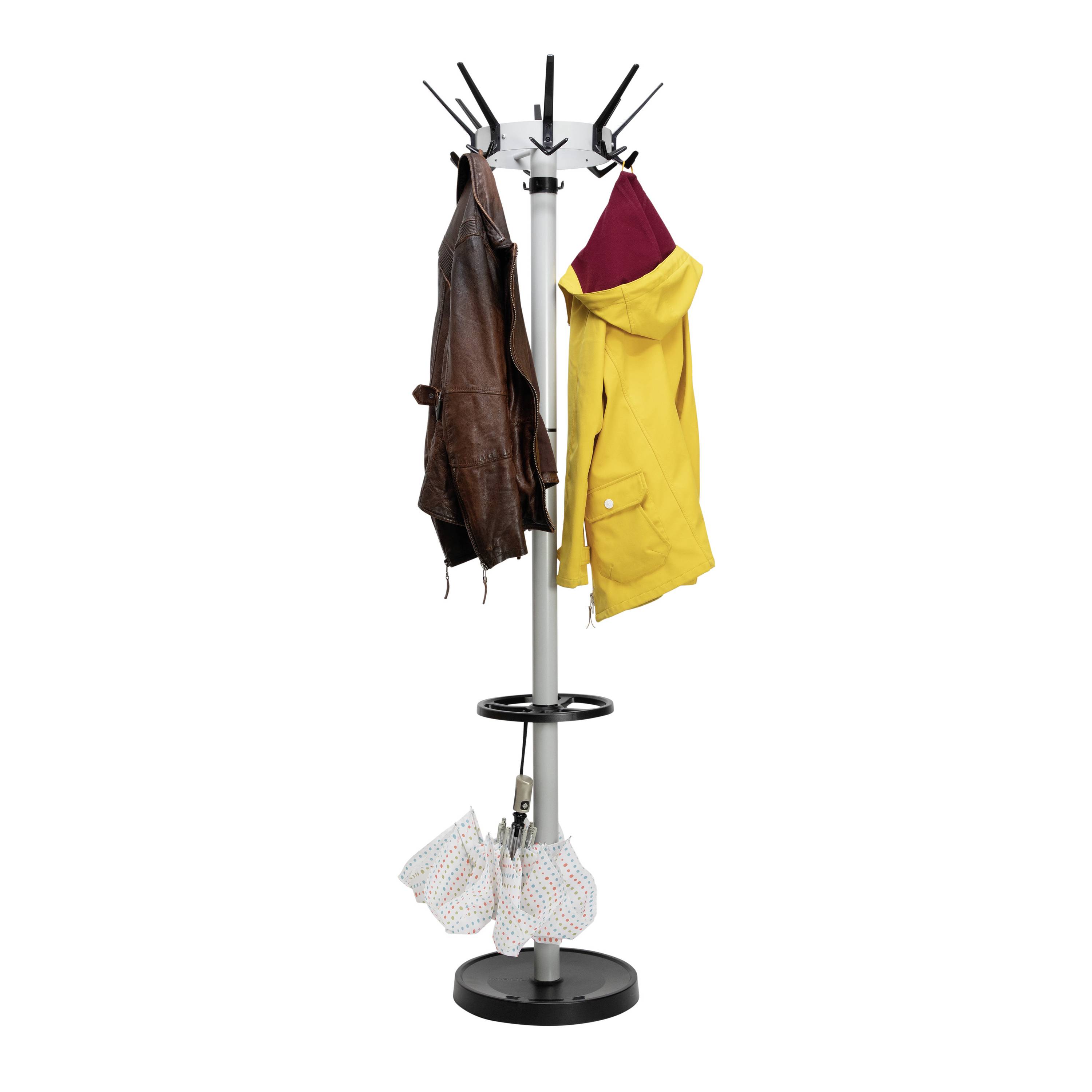 'Porte-manteau avec deux vestes et deux sacs, support pour parapluies en bas. Un manteau marron et un imperméable jaune sont suspendus en haut.'