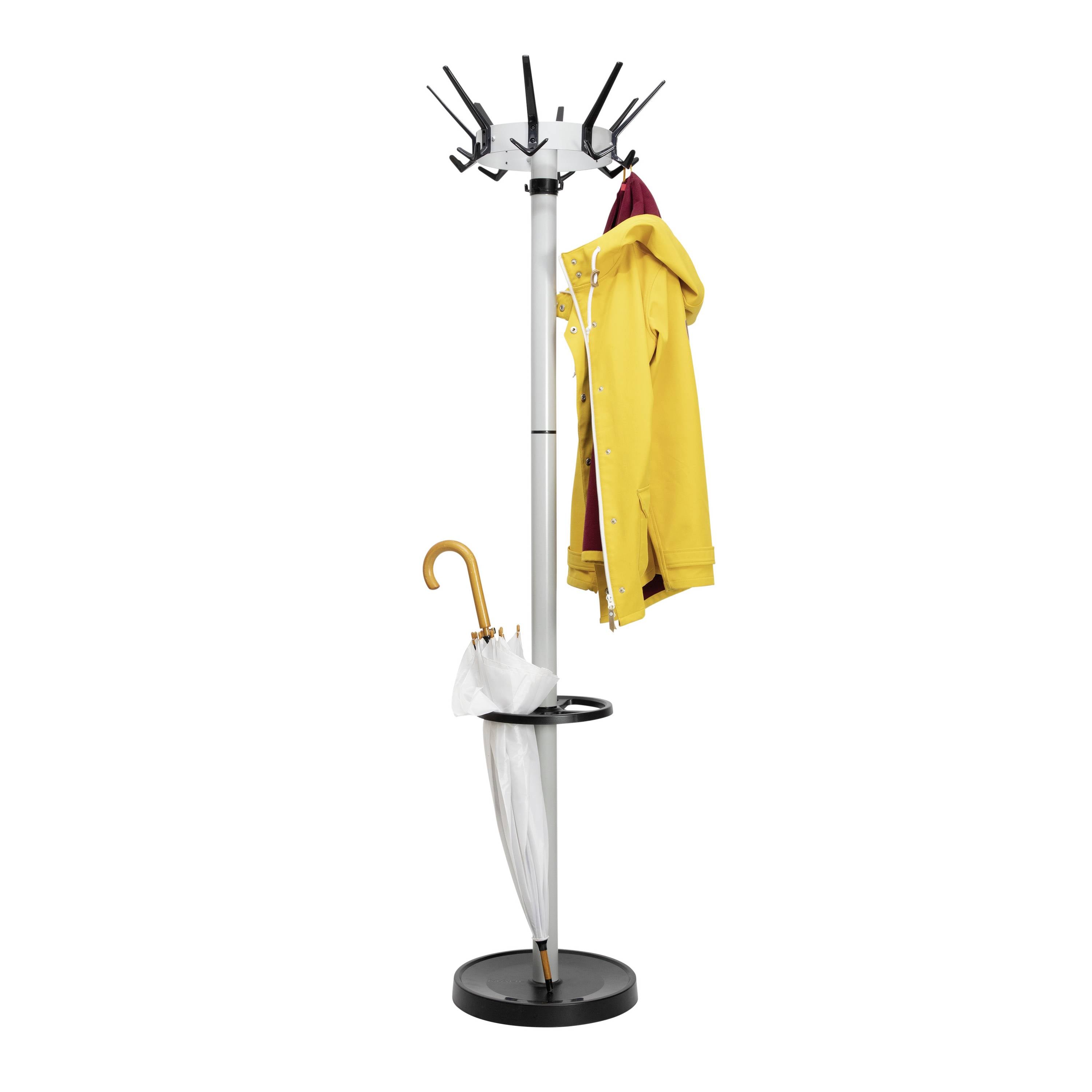Un porte-manteau avec un manteau jaune et un parapluie.