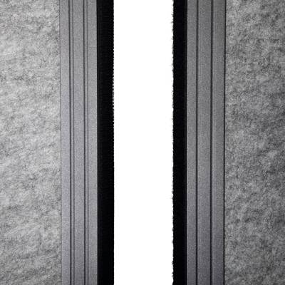 Une surface grise texturée avec une bande noire verticale en son milieu.