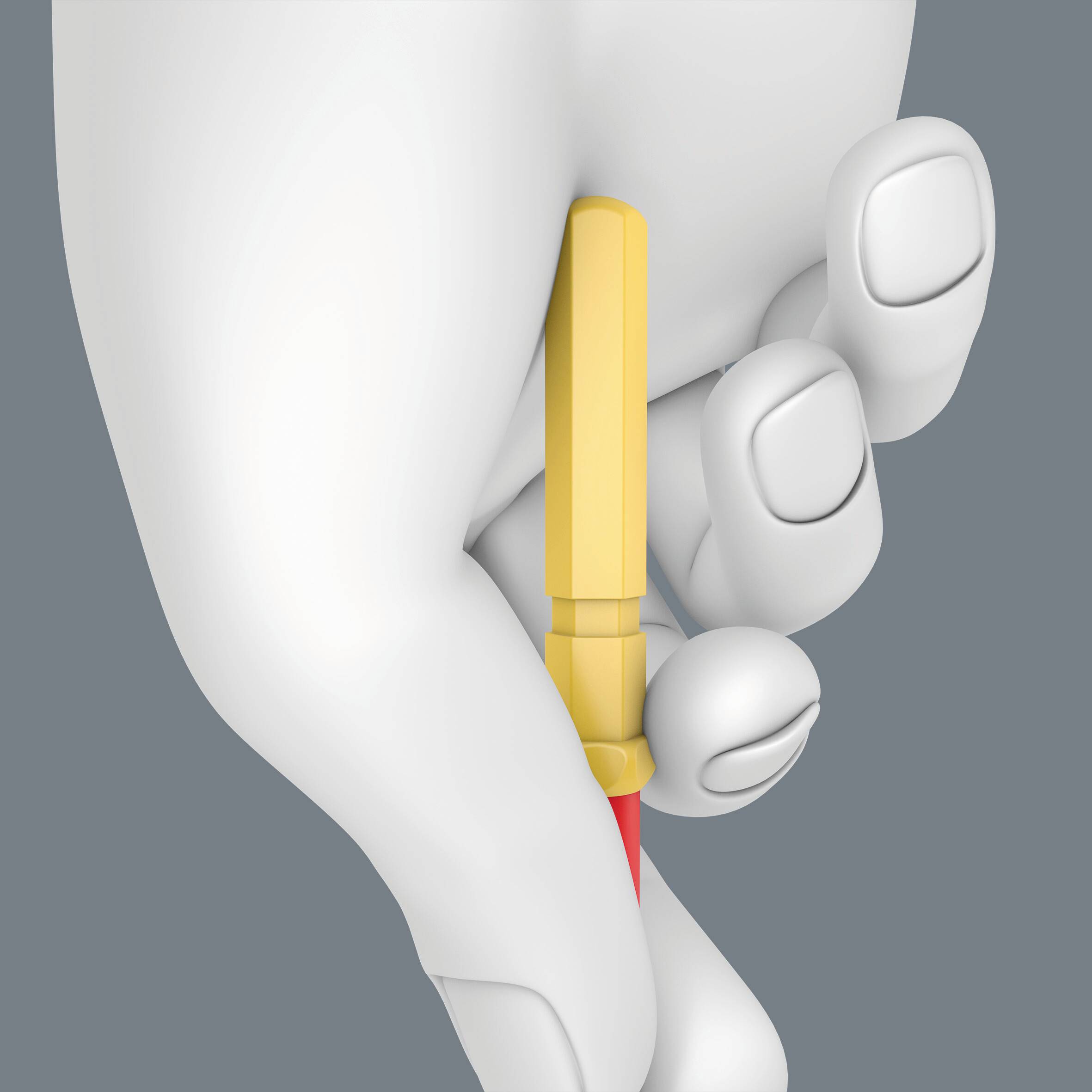 Une main blanche tient un objet jaune et rouge à pointe flexible, ressemblant à un stylo. L'arrière-plan est gris.