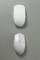 Deux souris d'ordinateur blanches sont posées côte à côte sur une surface grise, toutes deux présentant un design lisse et moderne.