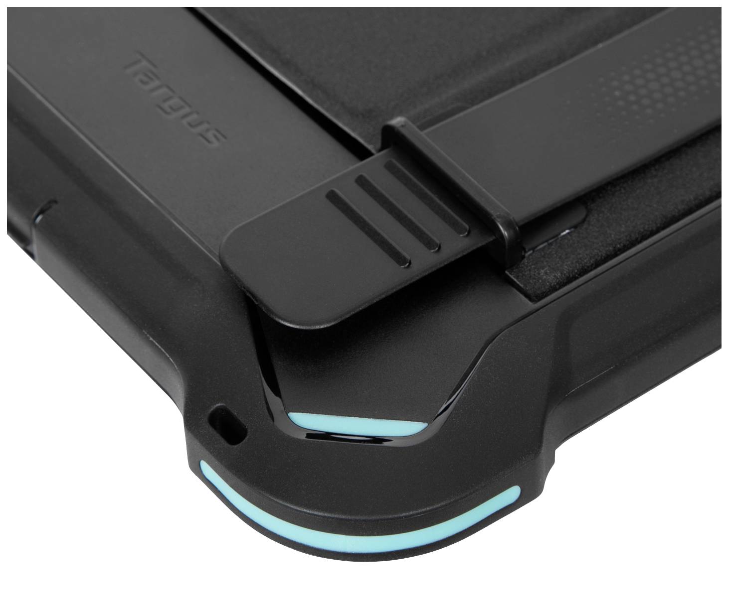 Gros plan sur un étui de protection noir avec des touches bleues pour appareils électroniques, montrant les détails d'un mécanisme de fermeture.