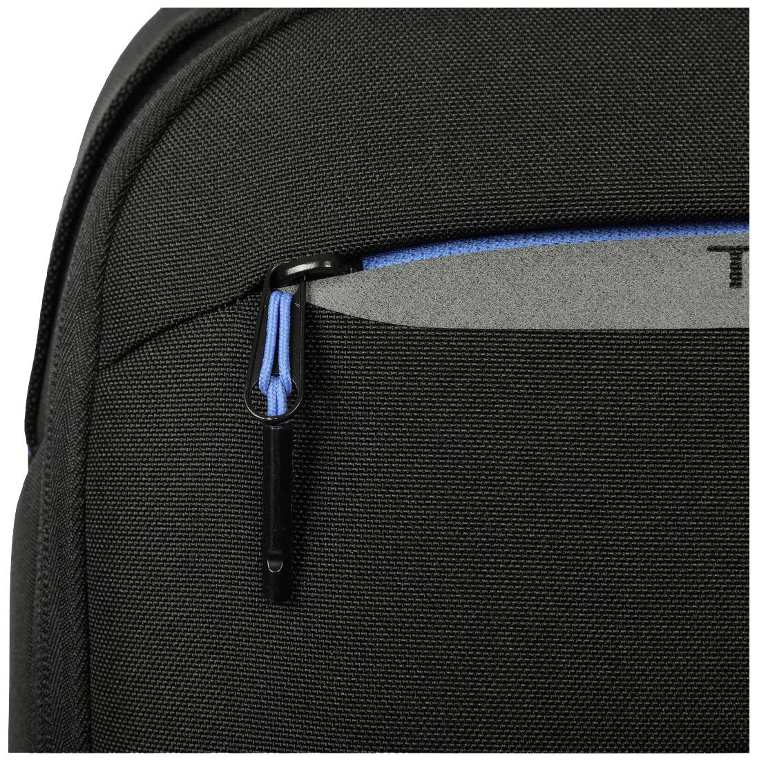 Un sac à dos noir avec une fermeture éclair bleue sur une poche avant. La poche présente des détails gris autour de la fermeture éclair.