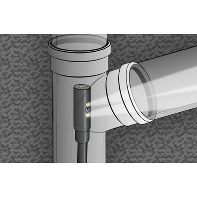 Un endoscope équipé d'une caméra éclaire l'intérieur d'un tuyau d'évacuation gris afin de permettre l'inspection des dommages ou des obstructions.