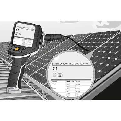 Un appareil portable vérifie les modules solaires. Sur l'écran, le numéro de série '100 111-22-33VFG-4444' est visible.