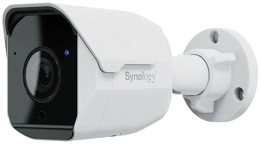 Caméra de surveillance de Synology ; forme cylindrique blanche, montée sur un support mural.