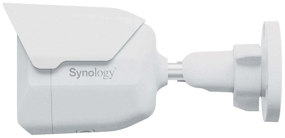 Une caméra de surveillance blanche avec le logo 'Synology', montée sur le côté.