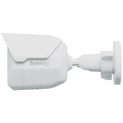 Une caméra de surveillance blanche avec le logo 'Synology', montée sur le côté.