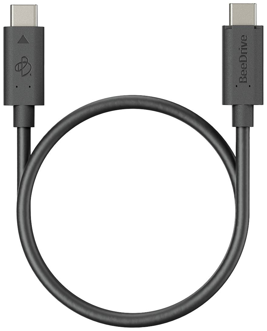 Un câble USB-C noir avec des connecteurs aux deux extrémités. Sur une fiche, le mot 'BeeDrive' est visible.